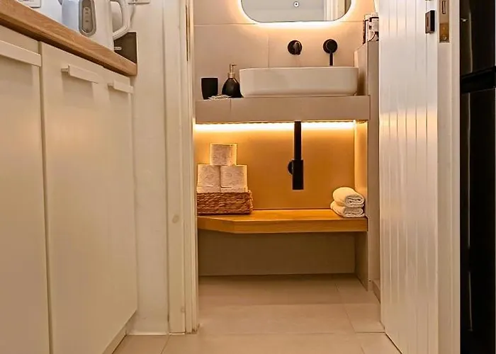 Nesaea Seafront House בית נופש