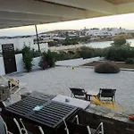 בית נופש Nesaea Seafront House פרספורוס