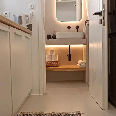 Nesaea Seafront House بيت للعطل