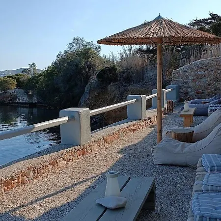 Nesaea Seafront House Parasporos