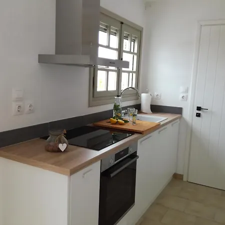 بيت للعطل Nesaea Seafront House